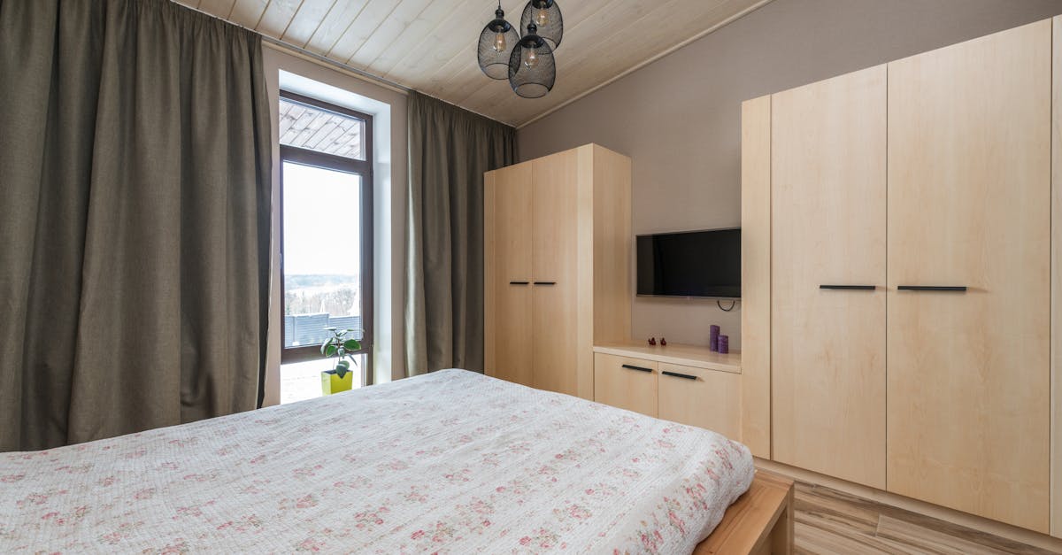 What Materials Are Best for Built-in Wardrobes?